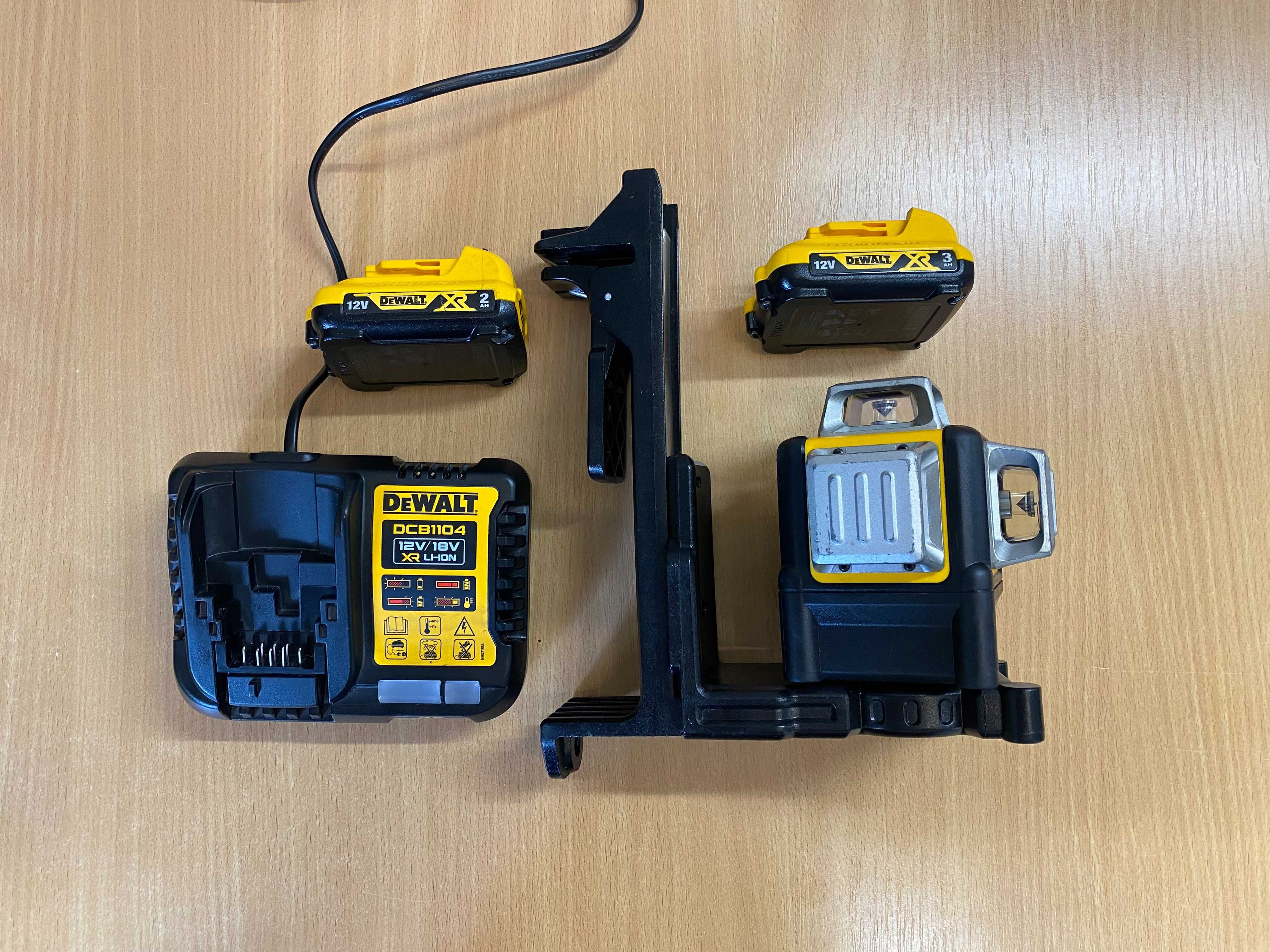 Laser DeWalt DCE089G Laser 3-wiązkowy 3D 360° + 2x Aku DeWalt DCB1104