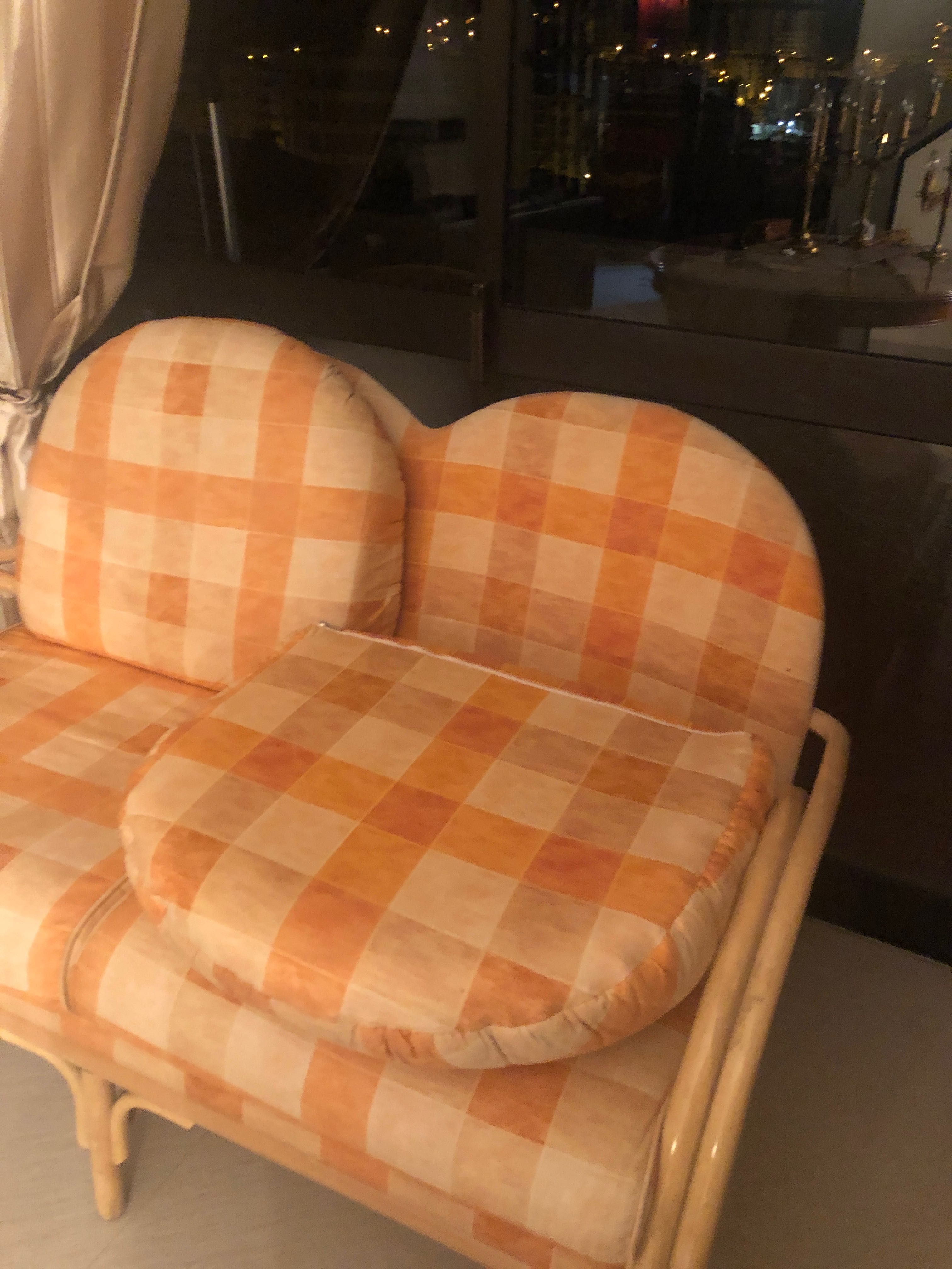 Sofa dois lugares em bambu praticamente novo sem uso.