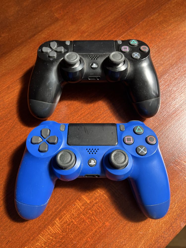 PlayStation 4 + 2 pady + 4 gry