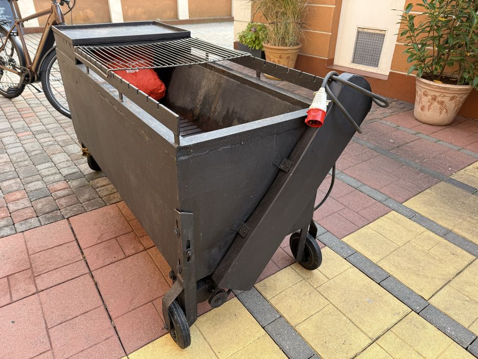 Grill Węglowy w komplecie druty do szszłyka