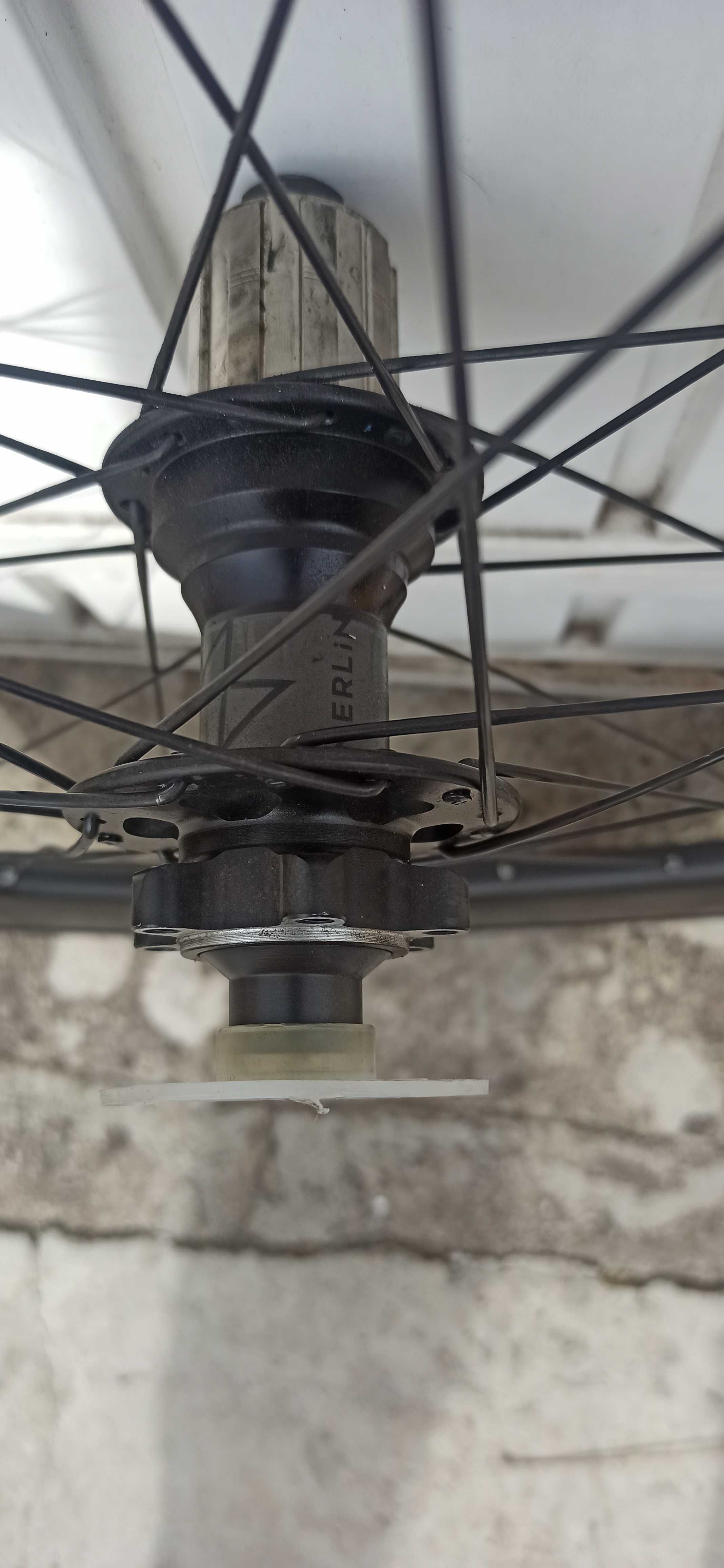 Rodas de carbono bicicleta estrada.