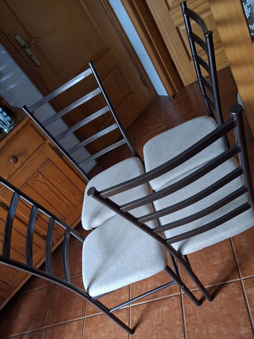 Cadeiras para diferentes funções.