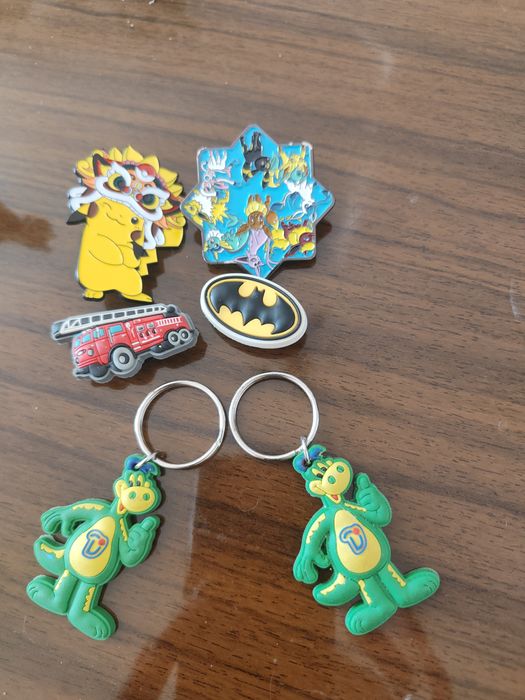 Cztery przypinki i dwa bryloczki dinozaury