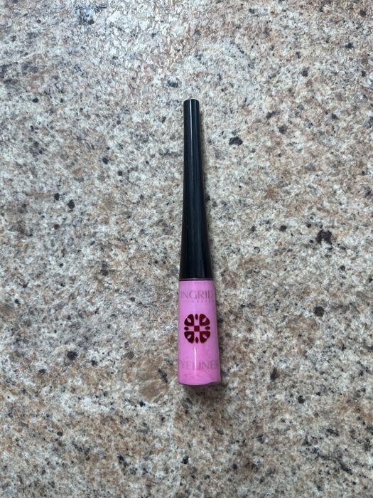 Różowy eyeliner Fagata
