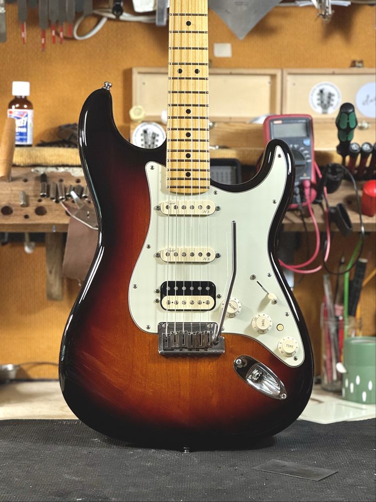 Fender Stratocaster - USA -  American Deluxe HSS Shawbucker 2015
