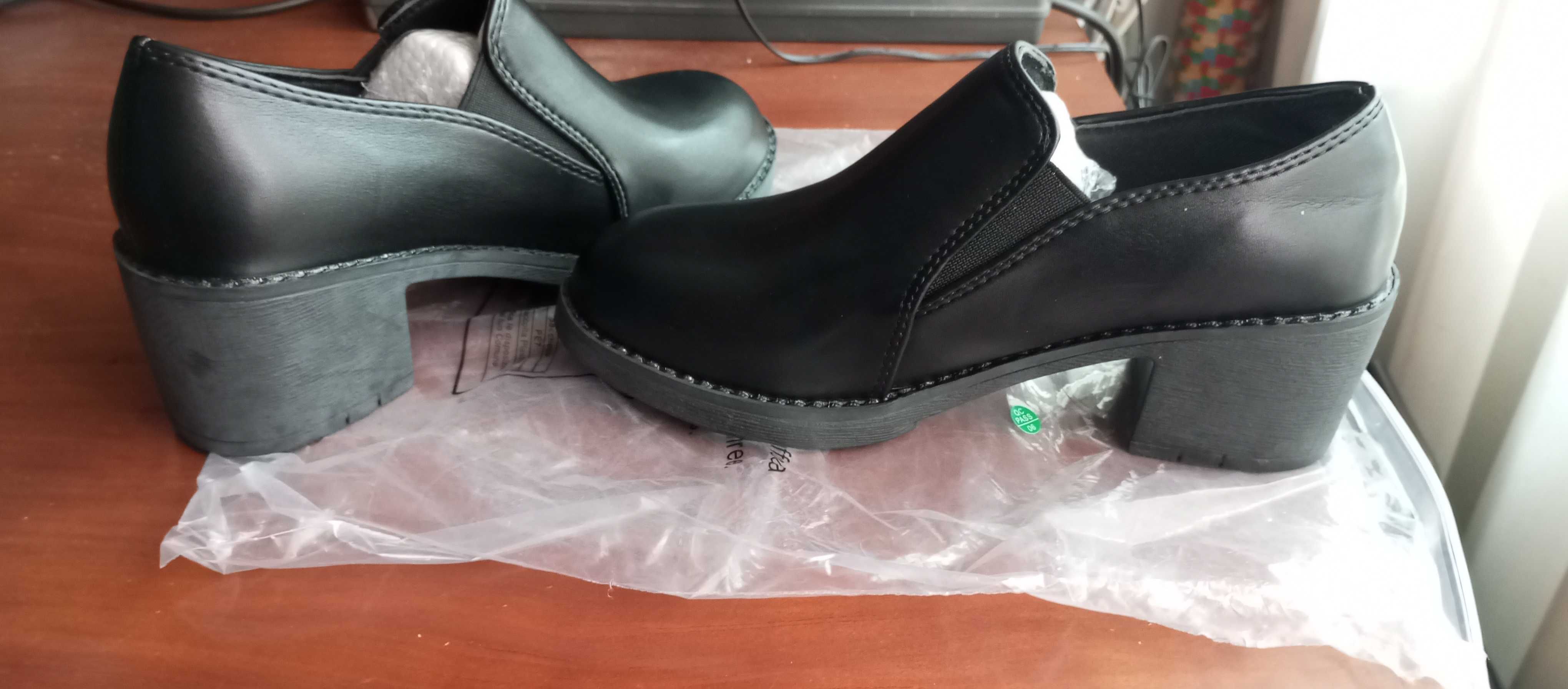 Sapatos pretos senhora