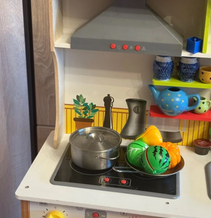 Duża kuchnia drewniana wraz z wyposażeniem dla dziewczynki do zabawy