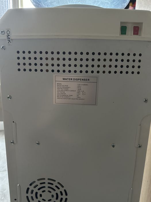 Кулер для води з холодильним відділенням