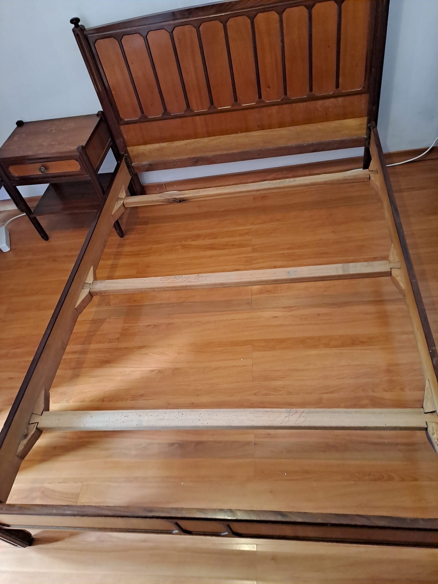Vendo móveis de madeira