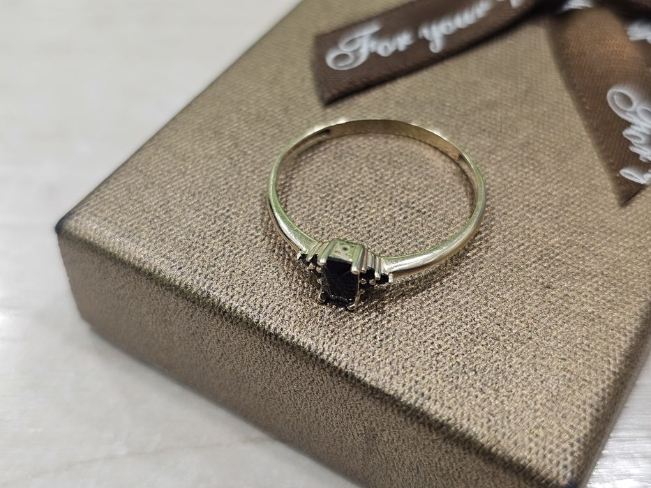 Złoty pierścionek z ONYKSEM MAŁYM PR 585