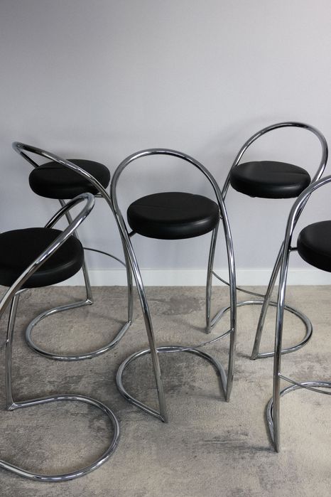 Hokery z chromowaną ramą, okrągły stolik z blatem ze szkła hartowanego