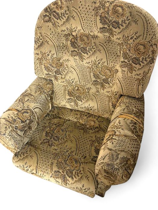 Dwa fotele vintage z pufą – retro / PRL, jeden w świetnym stanie
