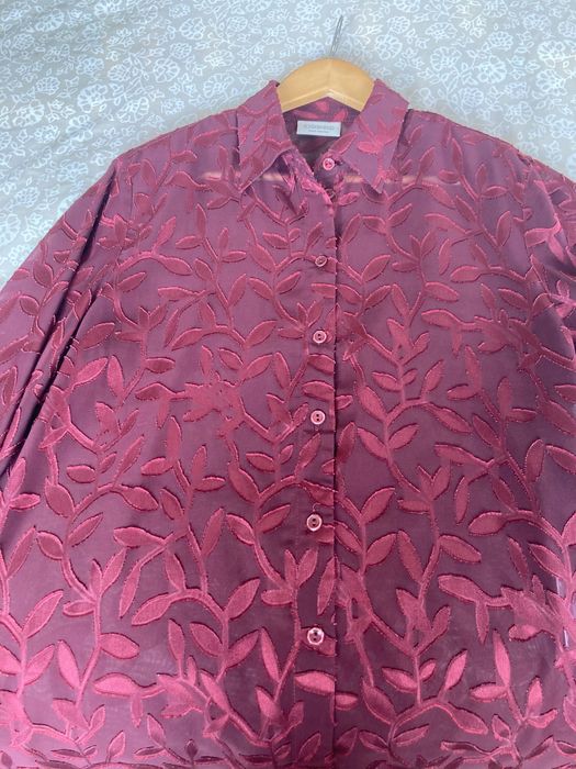 Camisa mangas compridas com rachas laterais