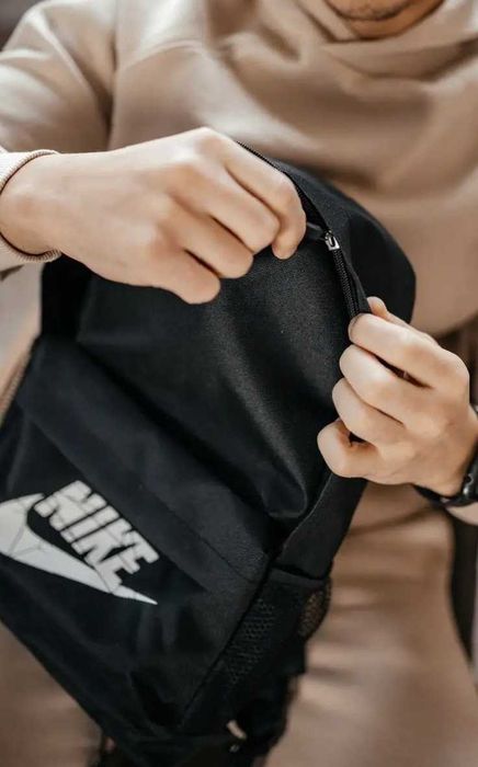 Стильний чорний рюкзак Nike - універсальний варіант для міста