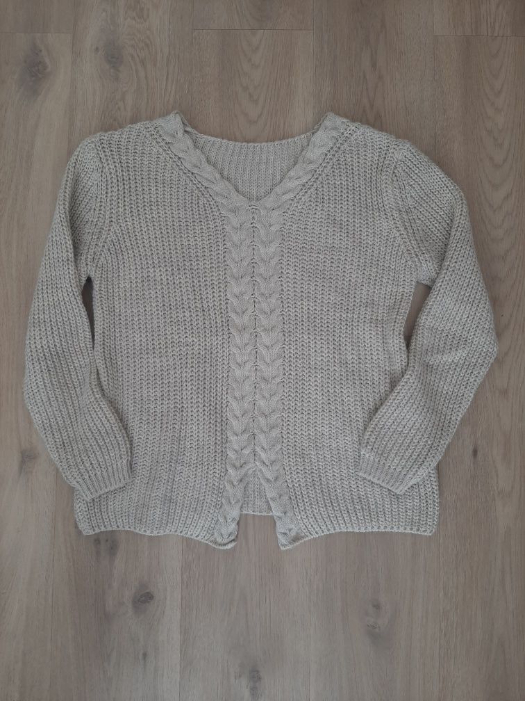 sweter z dekoldem M