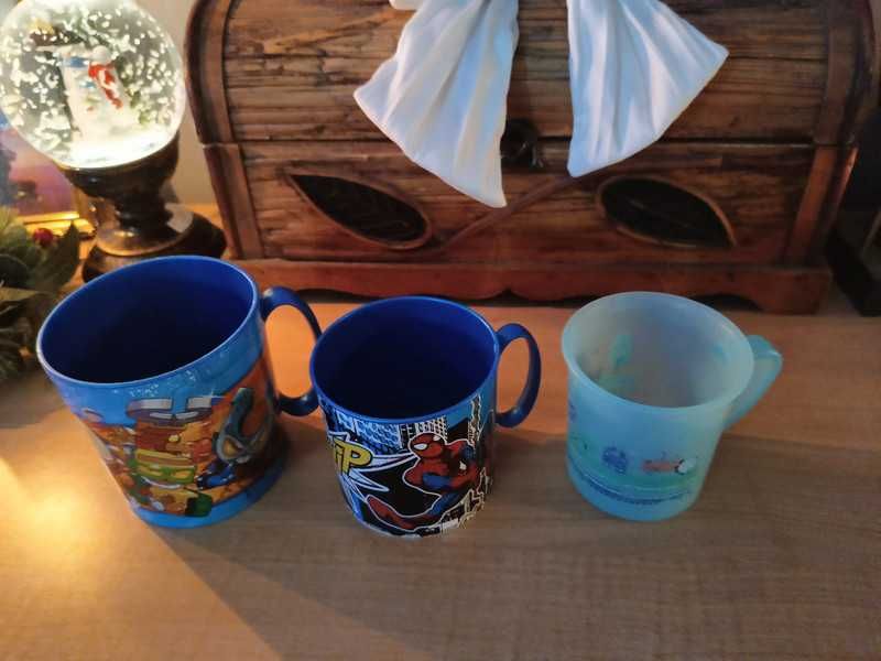 Zestaw plastikowych kubków