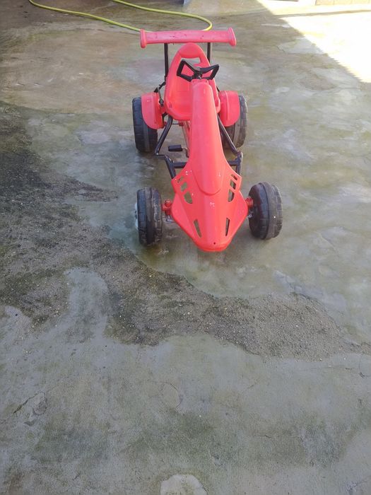 Carro de pedais para criança