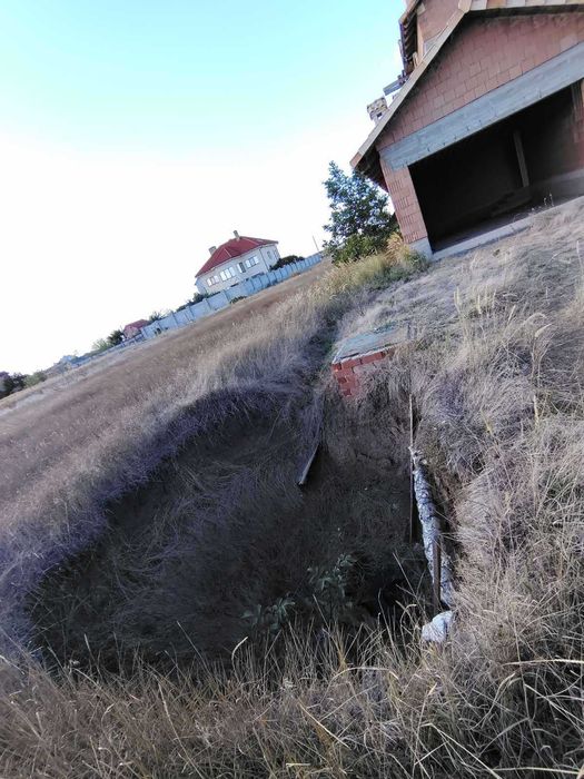 Теплий будинок нової будівлі з гаражем.