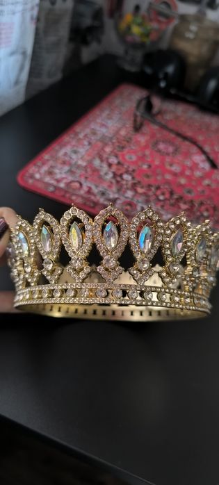 Корона на торт в камнях с переливом