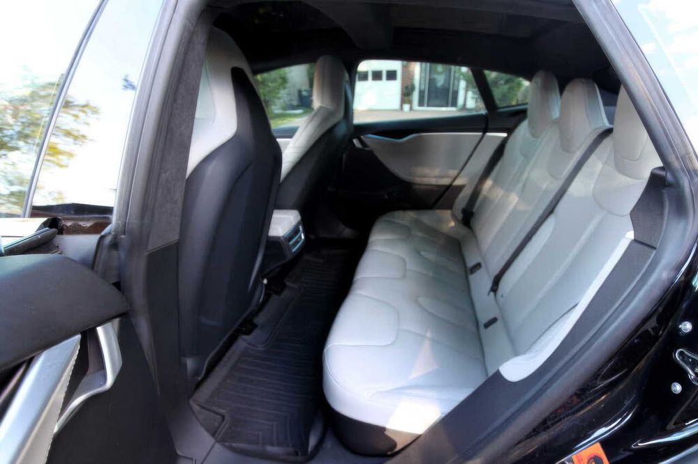 Tesla Model S P90D      2016