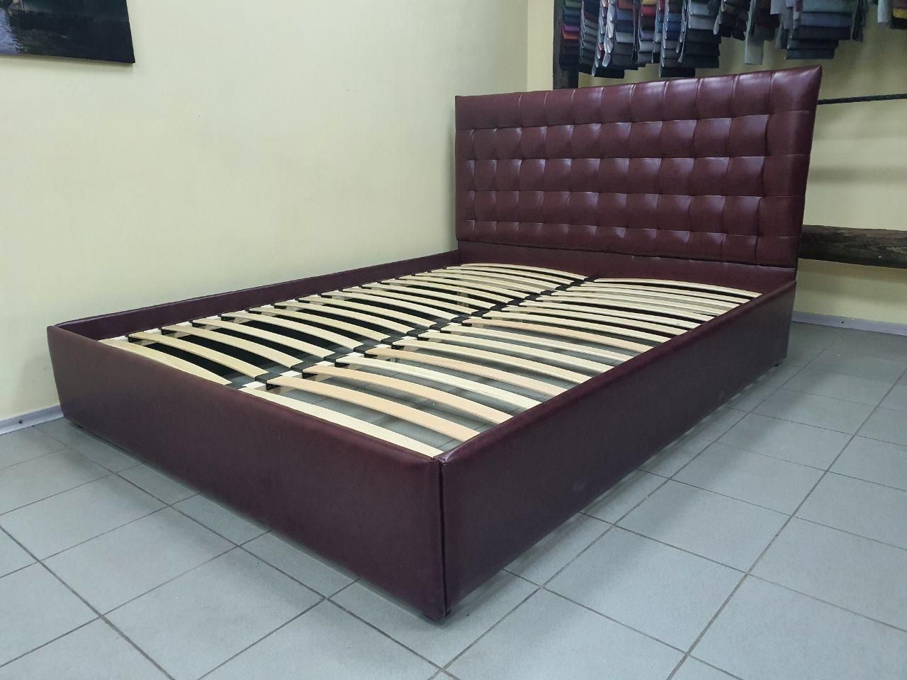Мягкая двухспальная кровать-подиум