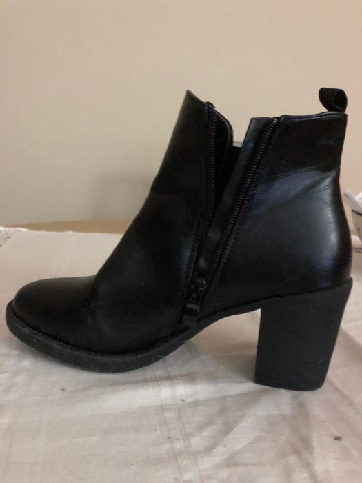 Par de botins cor preta, com pouco uso