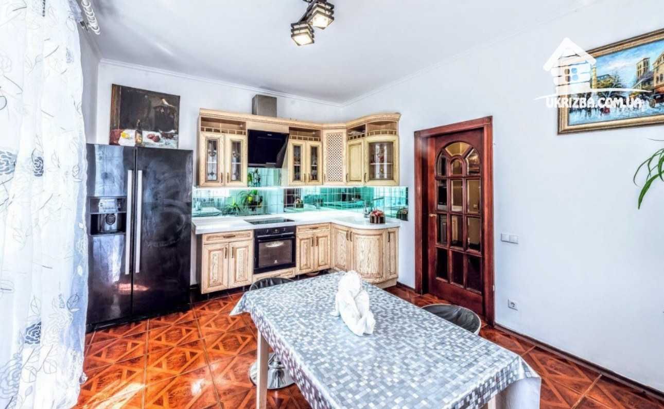 Київ. Будинок 350 кв., Ділянка 35 соток, 2 басейни, сауна. до 20 осіб.