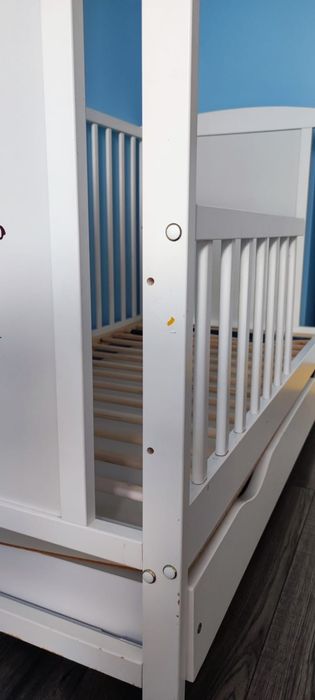 Łóżeczko drewniane z szufladą w kolorze białym+barierka 120x60