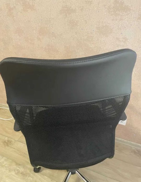 крісло офісне комп'ютерне для персоналу з вентильованою спинкою