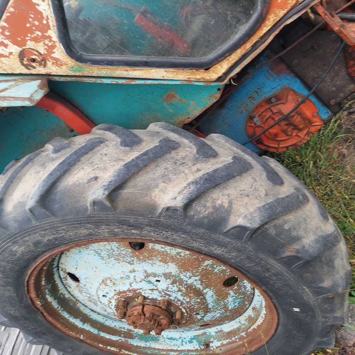 Трактор ЮМЗ 6 в робочему стані