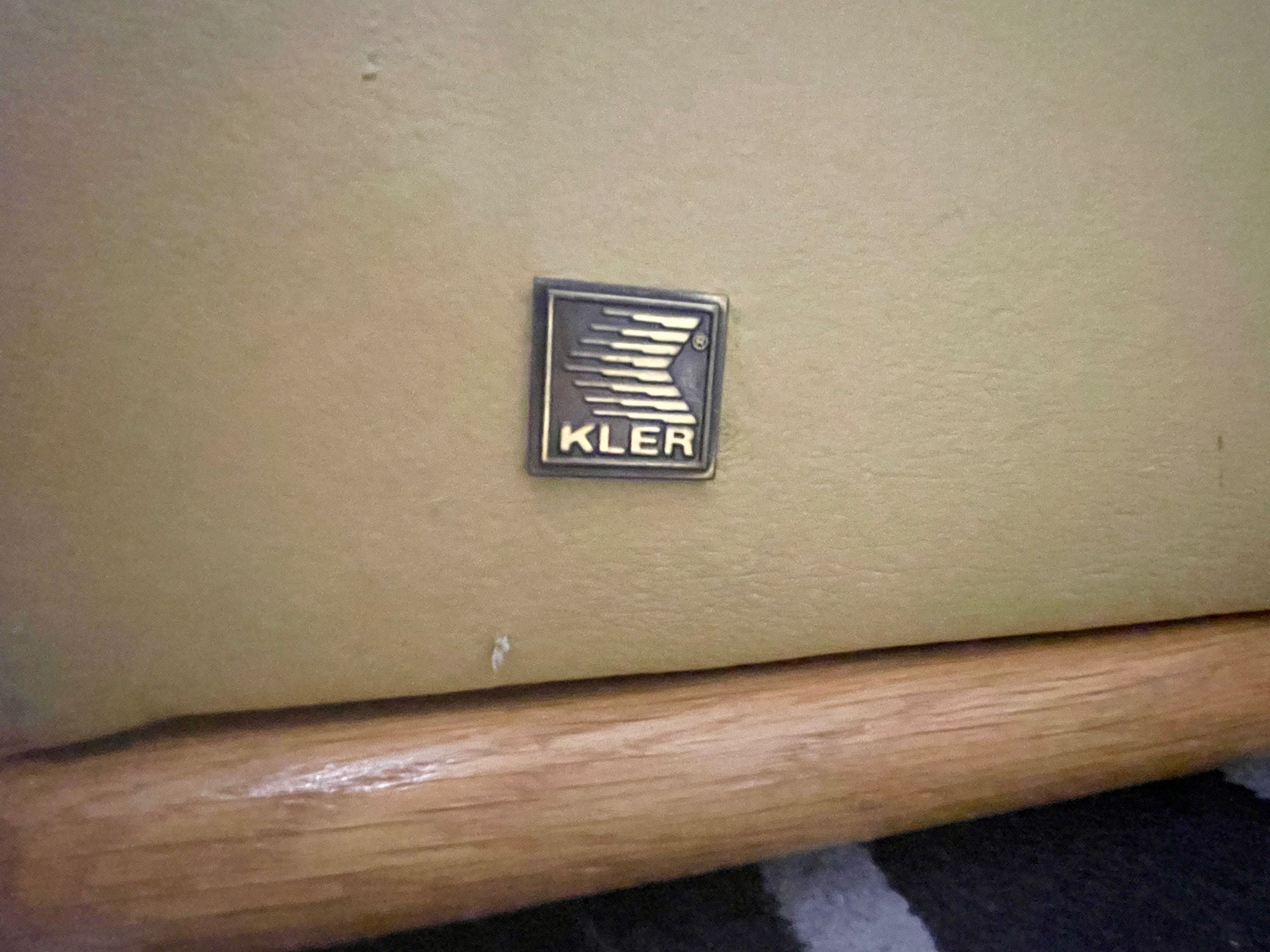KLER - fotel z prawdziwej skóry z wykończeniem z drewna