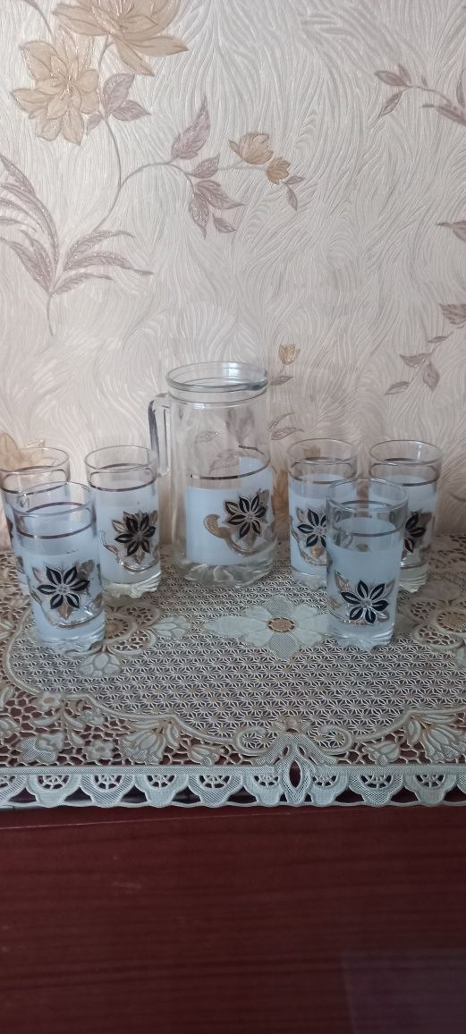 Графин и стаканы для воды