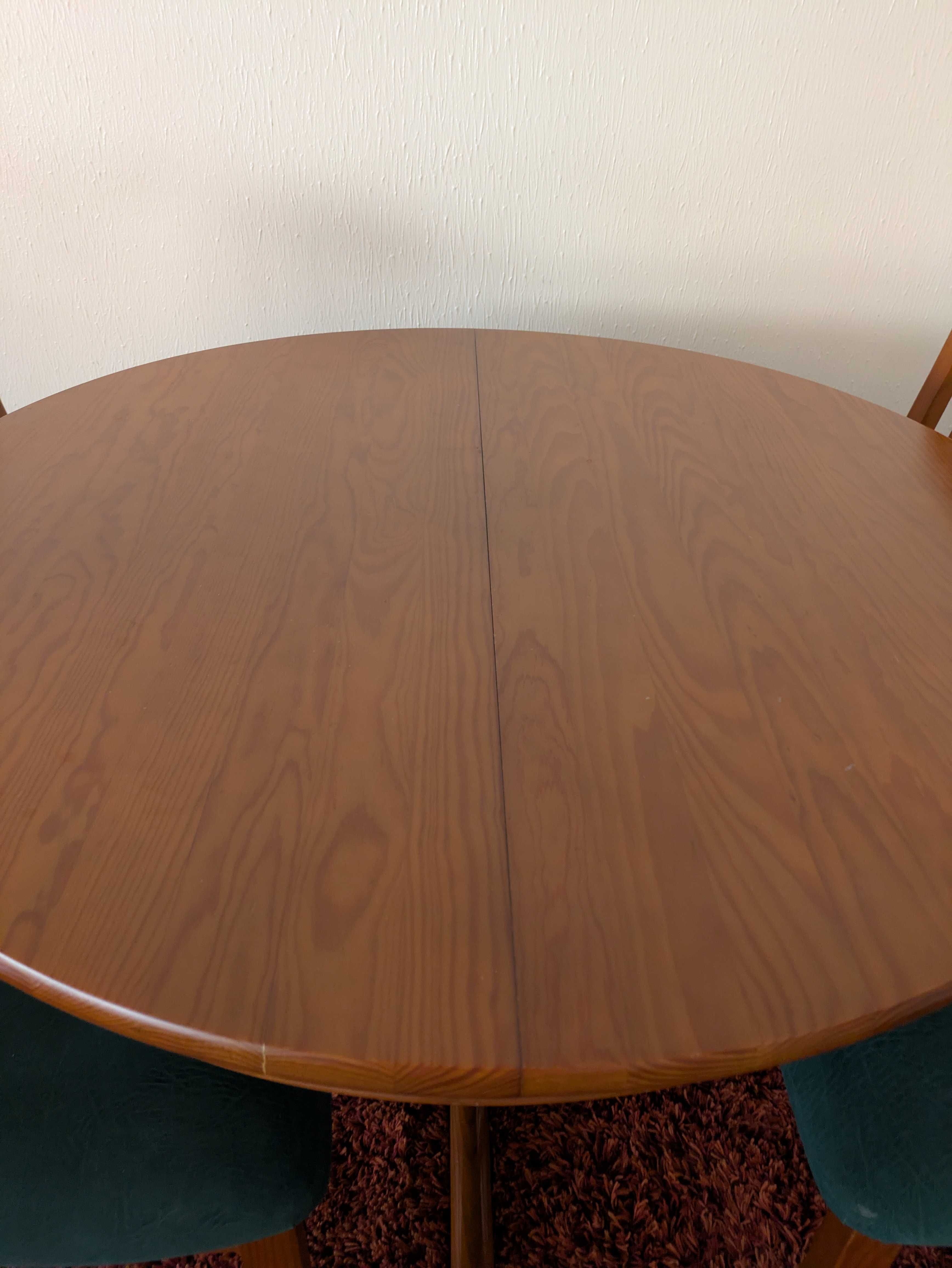 Mesa e cadeiras para sala
