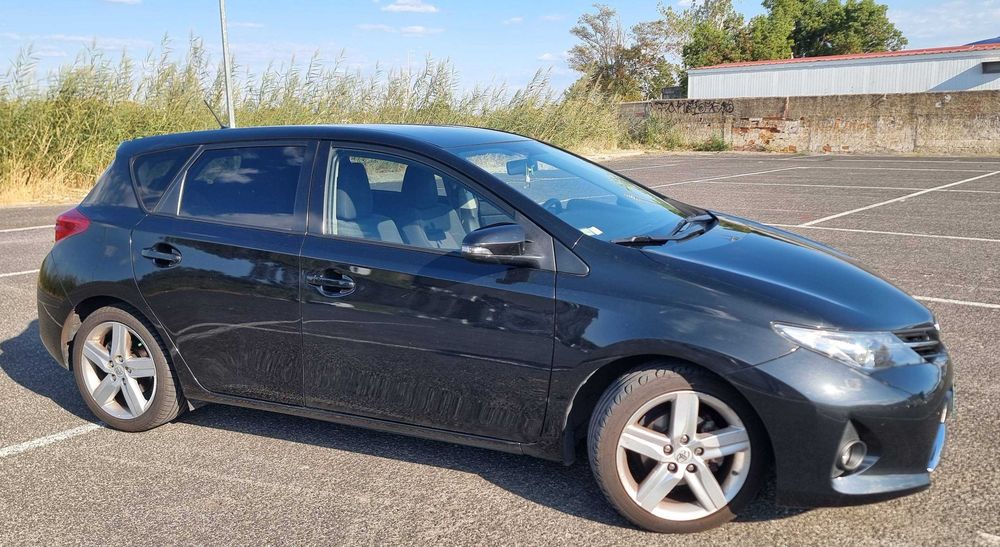 Toyota Auris 1.4D Comfort Pack Sport 2015: muito económico e só 1 dono