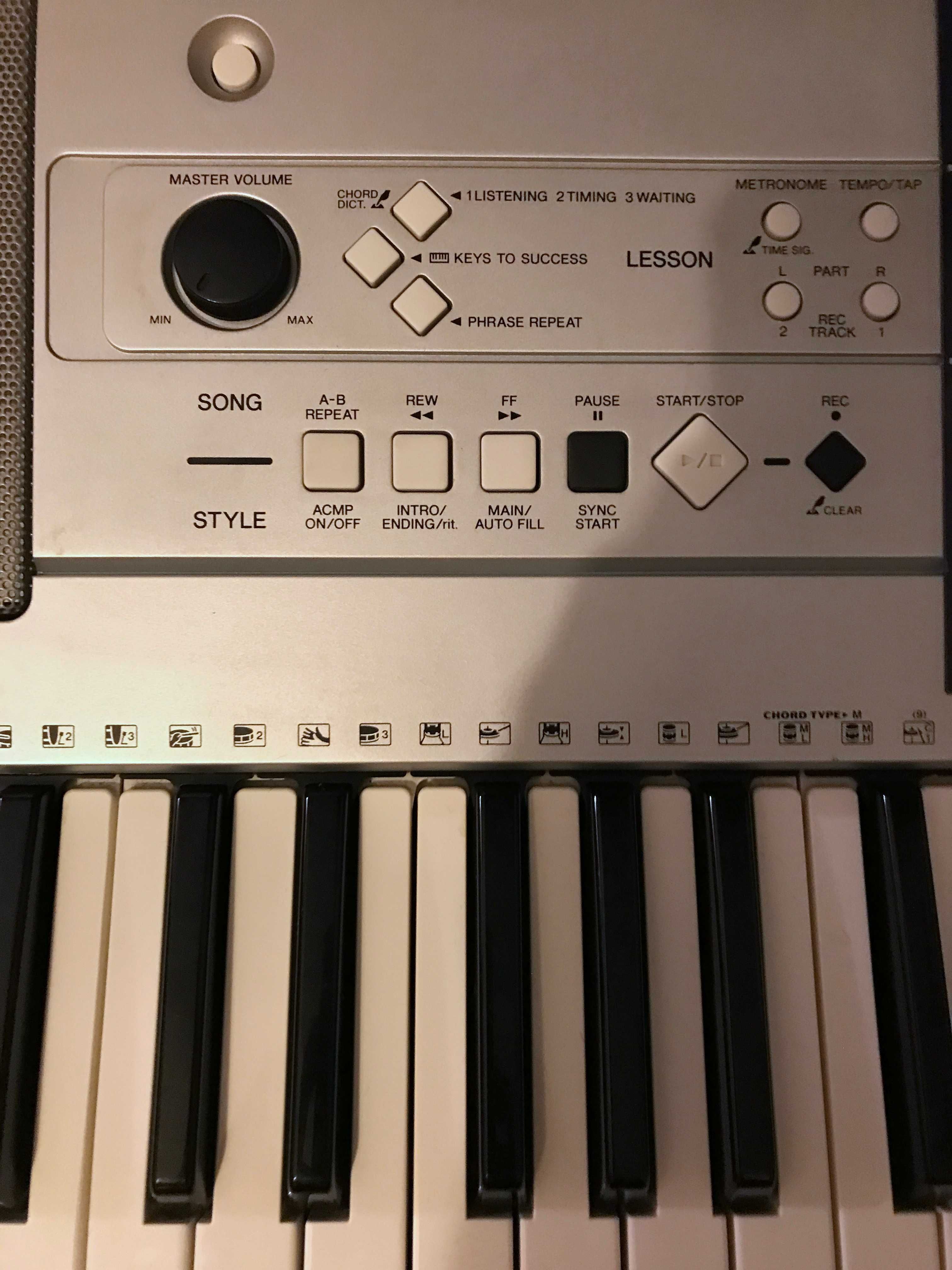 Teclado Yamaha PSR E323