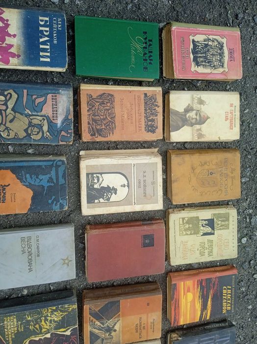 Книги художні різні