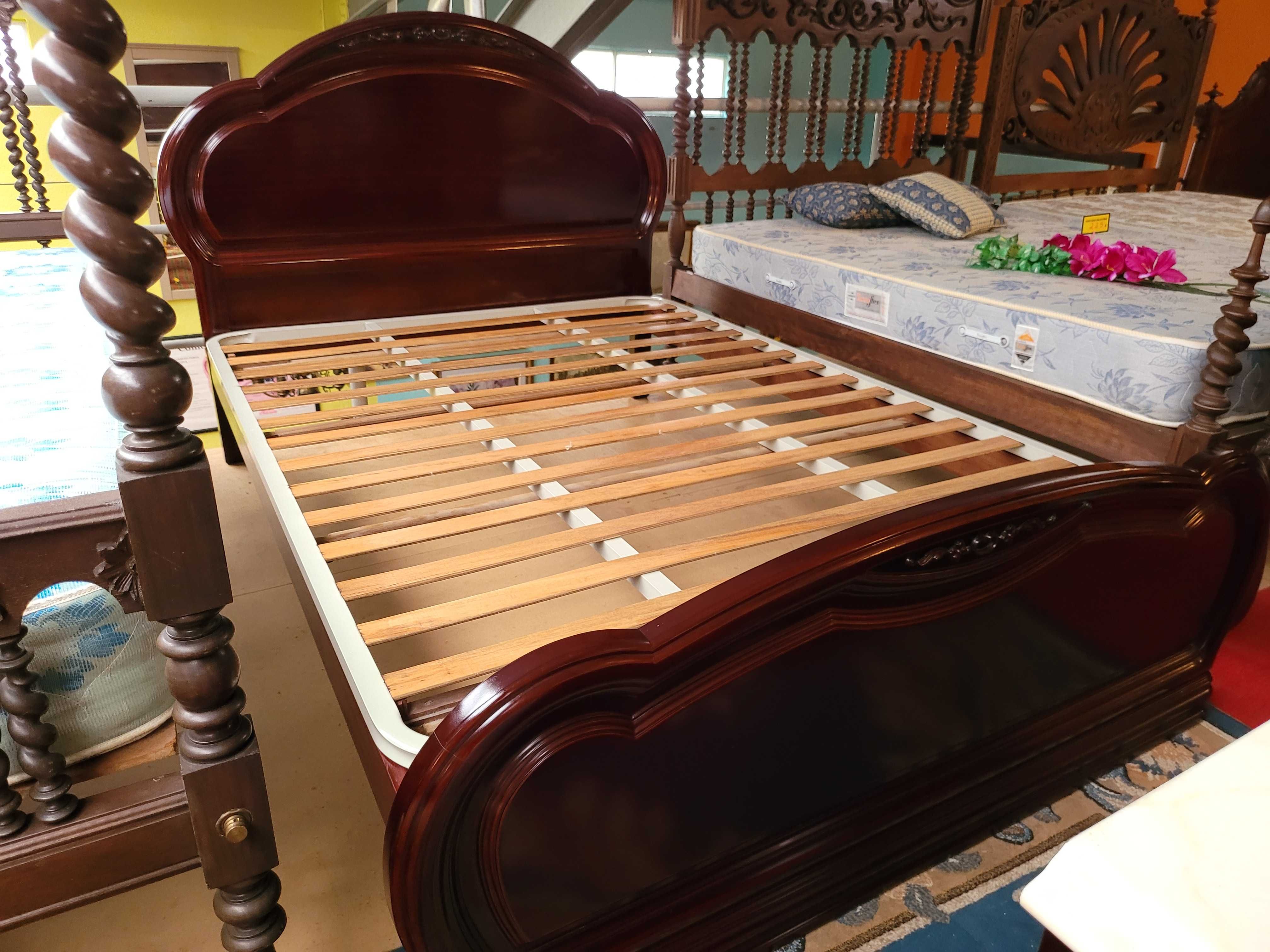 Excelente cama em madeira com estrado - óptimo estado