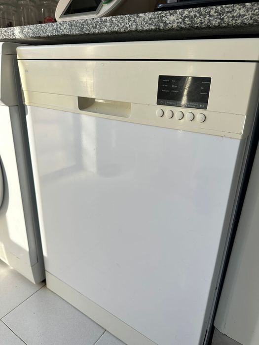 Máquina de lavar loiça em bom estado de funcionamento.