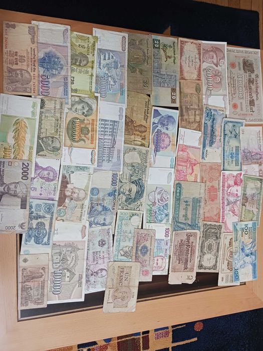 Lote de 42 notas de todo o mundo