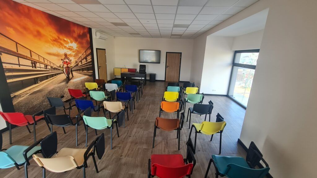 Wynajmę lokal z możliwością wynajmu sal wykładowych. .