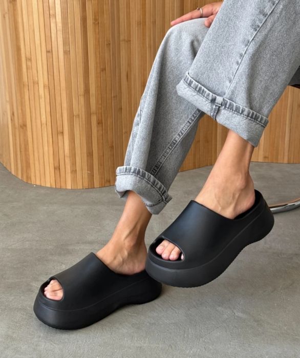 Шльопанці на масивній підошві