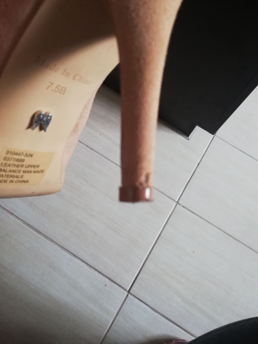 Klapki zamszowe na obcasie
