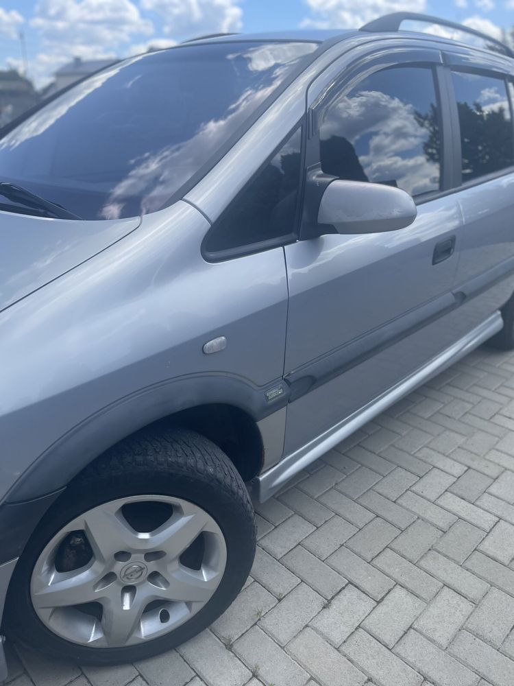 Автомобіль Опель Зефіра А 2003 рік 2.2 газ/бензин Opel Zafira A