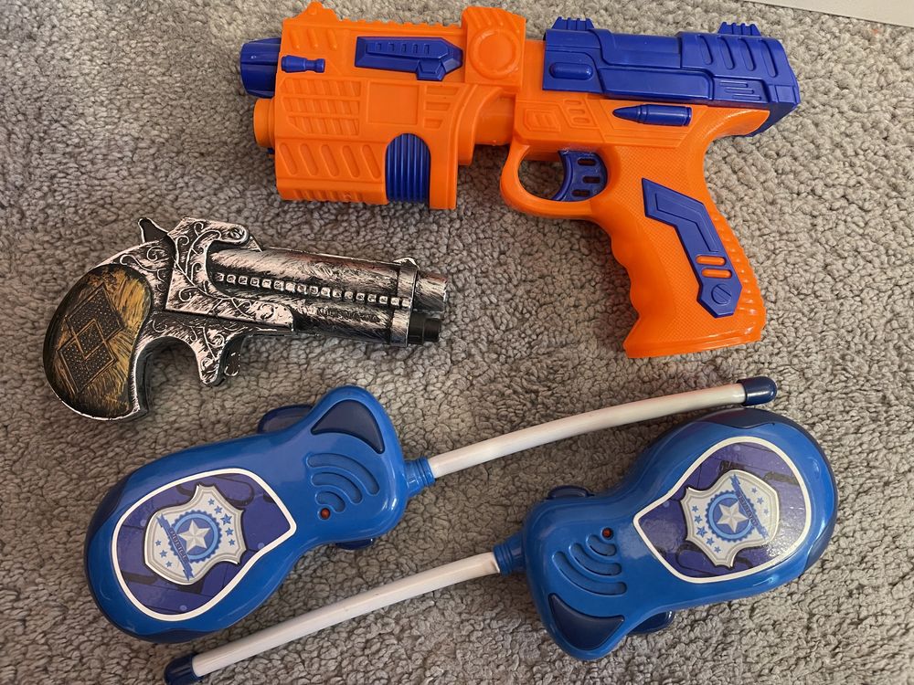 Pistolety, radio -zabawki