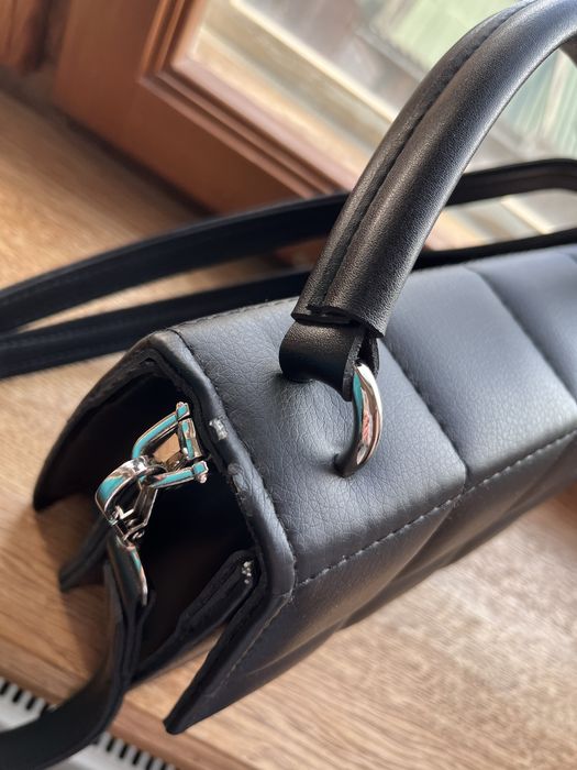 Чорна шкіряна сумка