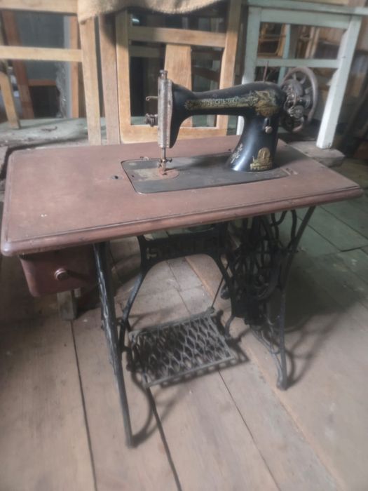 Maquina de costura oliva com movel