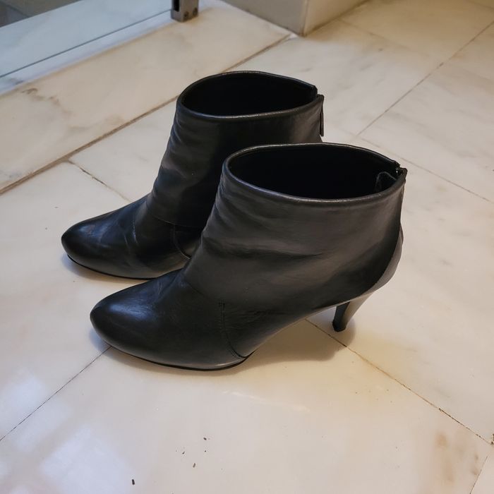 Botins de pele preta, marca HERA, tamanho 41.