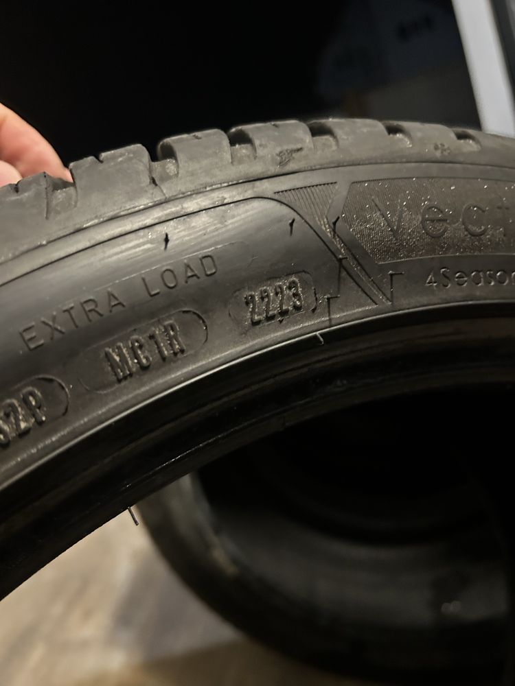 Всесезонные шины Goodyear Vector 4 Seasons Gen-3 245/40 R18 97W