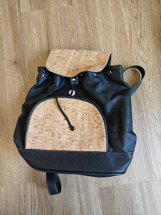 Mochila preta com cortiça