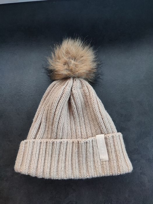 Czapka zimowa damska z pomponem Calvin Klein